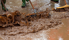 Brushes drag the mud mixed with water